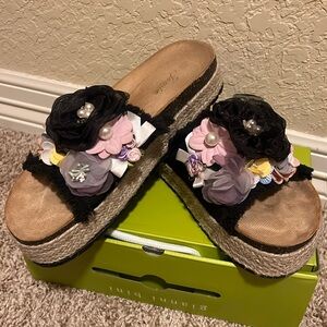 Floral sandals size 9 woman . Comfortable and soft.